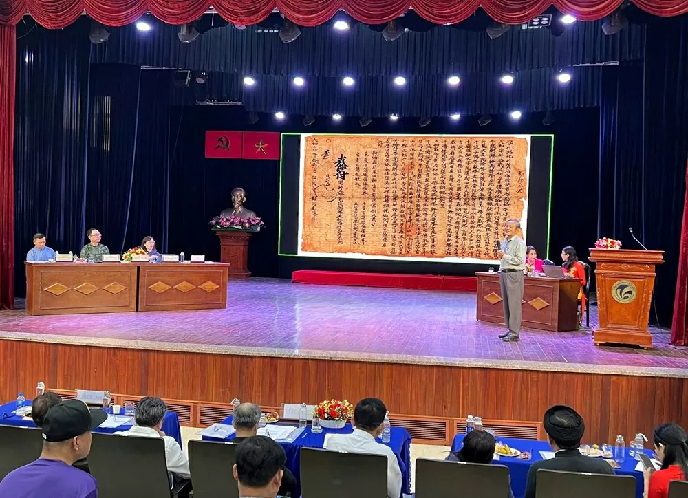 Diễn giả trình bày kết quả nghiên cứu tại tọa đàm. (Ảnh: Thùy Trang)