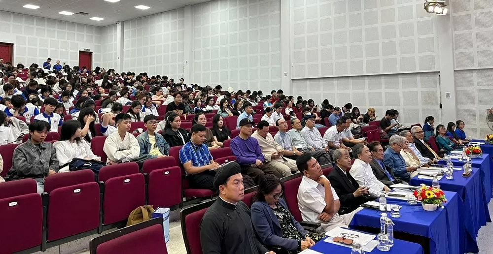 Các chuyên gia và sinh viên quan tâm đến chủ đề về tư liệu cổ trong cộng đồng. (Ảnh: Thùy Trang)