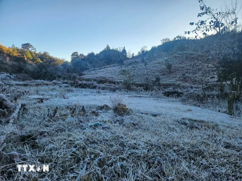 Embun beku menyelimuti Y Ty, para tamu bergegas memesan kamar Băng giá phủ trắng Y Tý, khách đổ xô đặt kín phòng