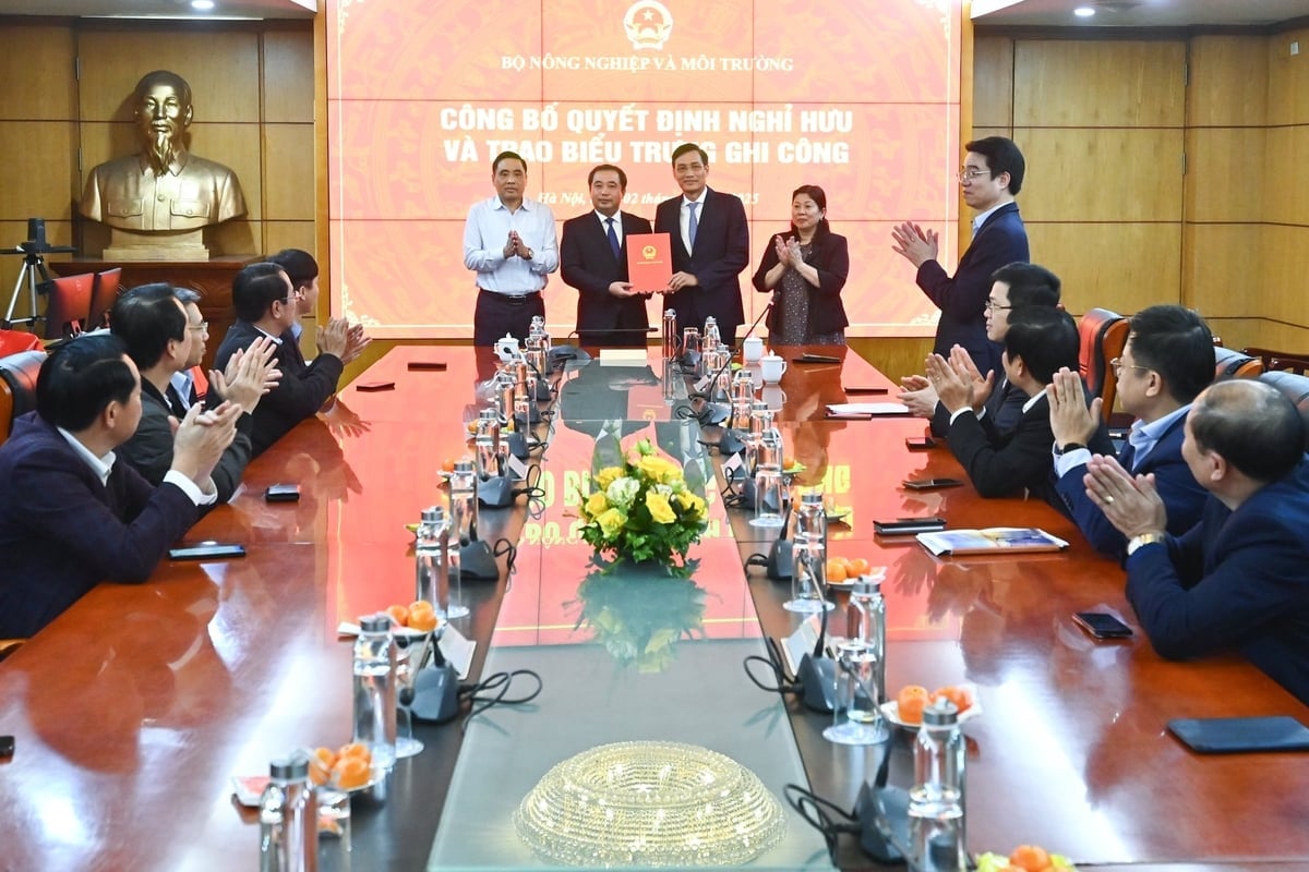 2 декабря министр сельского хозяйства и окружающей среды Чан Дык Тханг по поручению премьер-министра вручил заместителю министра Чан Куи Киену указ об отставке и цветы для поздравления. Фото: Тунг Динь. Ngày 2/12, thừa ủy quyền của Thủ tướng Chính phủ, Bộ trưởng Bộ Nông nghiệp và Môi trường Trần Đức Thắng đã trao Quyết định nghỉ hưu và tặng hoa chúc mừng Thứ trưởng Trần Quý Kiên. Ảnh: Tùng Đinh.