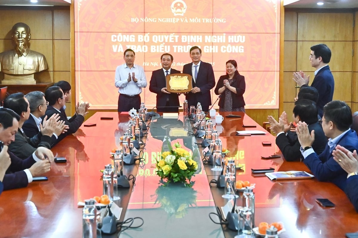 Министр Чан Дык Тханг, заместитель министра Нгуен Тхи Фыонг Хоа и заместитель министра Нгуен Куок Чи вручили заместителю министра Чан Куи Киену знак отличия Министерства сельского хозяйства и охраны окружающей среды. Фото: Тунг Динь. Bộ trưởng Trần Đức Thắng, Thứ trưởng Nguyễn Thị Phương Hoa, Thứ trưởng Nguyễn Quốc Trị trao biểu trưng ghi công của Bộ Nông nghiệp và Môi trường tới Thứ trưởng Trần Quý Kiên. Ảnh: Tùng Đinh.