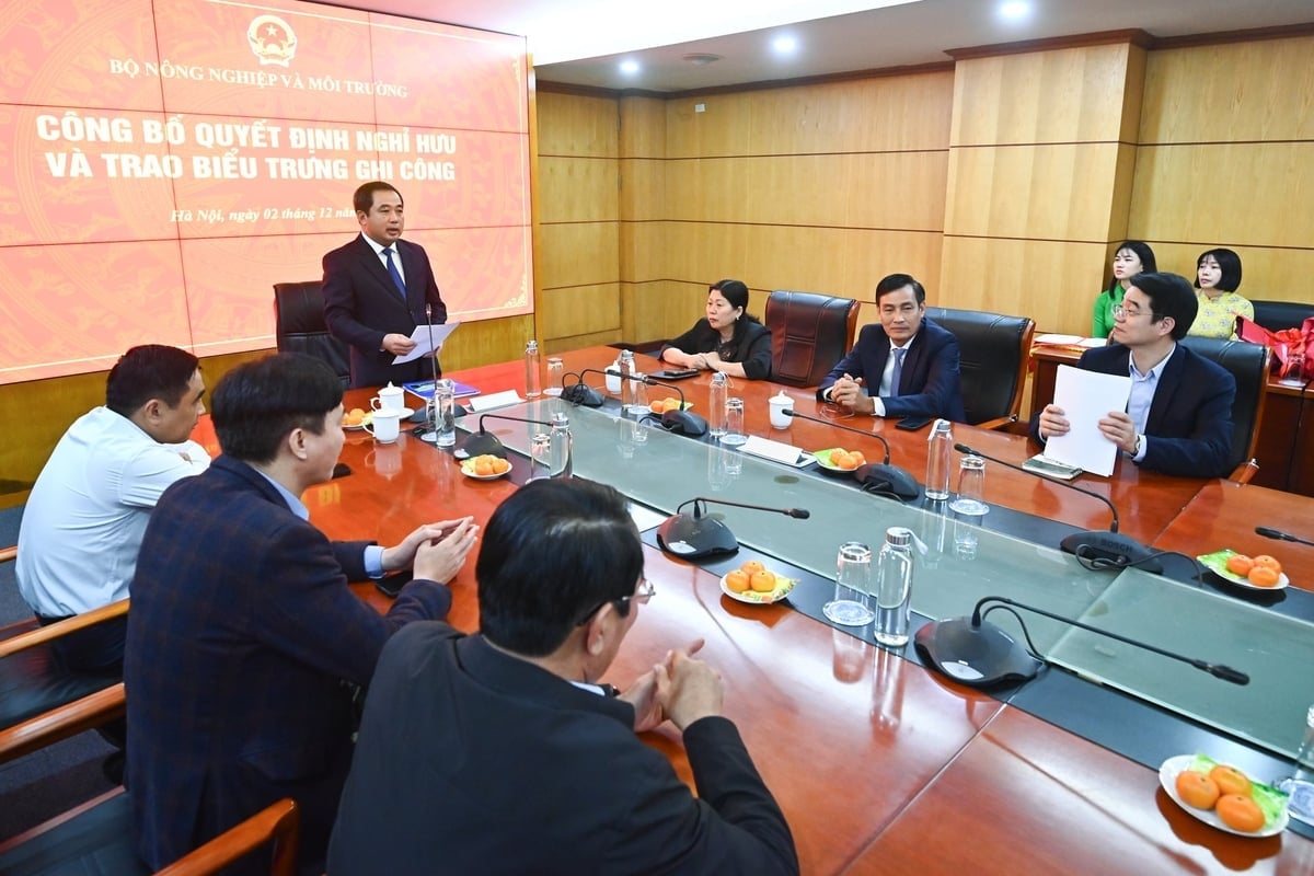 Министр Чан Дык Тханг высоко оценил преданность и вклад товарища Чан Куи Кьена в работу Министерства сельского хозяйства и окружающей среды в частности и сектора сельского хозяйства и окружающей среды в целом. Фото: Тунг Динь. Bộ trưởng Trần Đức Thắng ghi nhận và đánh giá cao những cống hiến, đóng góp của đồng chí Trần Quý Kiên cho Bộ Nông nghiệp và Môi trường nói riêng và ngành Nông nghiệp và Môi trường nói chung. Ảnh: Tùng Đinh.