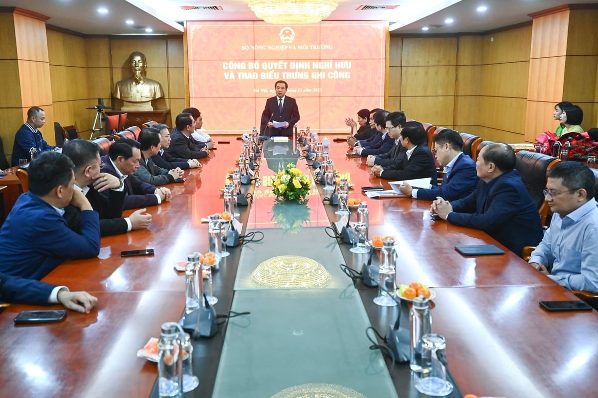 Министр Чан Дык Тханг подчеркнул, что товарищ Чан Куи Киен посвятил 36 лет сельскому хозяйству и охране окружающей среды на протяжении всех периодов своей деятельности и всегда добросовестно выполнял свои обязанности и задачи, а также обязанности лица, назначенного руководством Министерства руководить подведомственными подразделениями. Фото: Тунг Динь. Bộ trưởng Trần Đức Thắng nhấn mạnh, đồng chí Trần Quý Kiên đã có 36 năm cống hiến trọn vẹn cho ngành Nông nghiệp và Môi trường qua các thời kỳ và luôn hoàn thành chức trách, nhiệm vụ được giao cũng như hoàn thành chức trách của người được lãnh đạo Bộ giao cho phụ trách các đơn vị trực thuộc. Ảnh: Tùng Đinh.