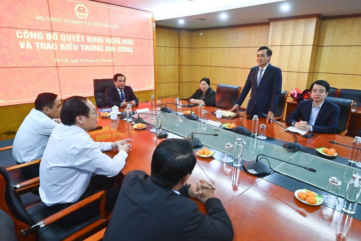 Заместитель министра Чан Куи Киен искренне поблагодарил руководство Министерства и всех сотрудников, государственных служащих и работников подразделений, находящихся в его непосредственном подчинении, за координацию и поддержку во время его работы в Министерстве сельского хозяйства и окружающей среды. Фото: Тунг Динь. Thứ trưởng Trần Quý Kiên chân thành cảm ơn lãnh đạo Bộ cùng toàn thể cán bộ, công chức, viên chức các đơn vị thuộc và trực thuộc Bộ đã phối hợp, giúp đỡ đồng chí trong suốt quá trình công tác tại Bộ Nông nghiệp và Môi trường. Ảnh: Tùng Đinh.