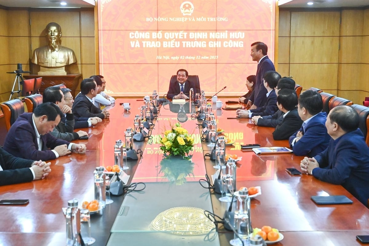 Заместитель министра Чан Куи Киен подтвердил, что он всегда будет сохранять свои качества, продвигать благие ценности, продолжать вносить свой вклад в Министерство сельского хозяйства и окружающей среды в рамках своих полномочий и выполнять свои обязанности члена партии после выхода на пенсию. Фото: Тунг Динь. Thứ trưởng Trần Quý Kiên khẳng định, sẽ luôn giữ vững phẩm chất, phát huy giá trị tốt đẹp, tiếp tục đóng góp trong khả năng của mình với Bộ Nông nghiệp và Môi trường, thực hiện tốt trách nhiệm của người Đảng viên khi về nghỉ hưu. Ảnh: Tùng Đinh.