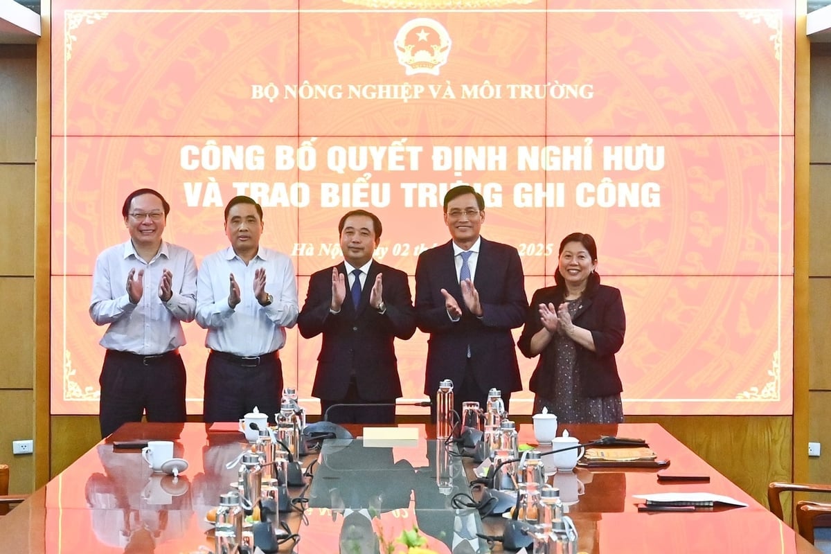 Руководители Министерства сельского хозяйства и охраны окружающей среды на церемонии объявления решения об отставке и вручения знака признания. Фото: Тунг Динь. Lãnh đạo Bộ Nông nghiệp và Môi trường tại Lễ Công bố quyết định nghỉ hưu và trao biểu trưng ghi công. Ảnh: Tùng Đinh.