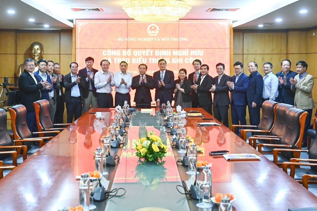 Министр Чан Дык Тханг и командиры подразделений на церемонии объявления решения об отставке и вручения знака отличия. Фото: Тунг Динь. Bộ trưởng Trần Đức Thắng và lãnh đạo các đơn vị tại Lễ Công bố quyết định nghỉ hưu và trao biểu trưng ghi công. Ảnh: Tùng Đinh.