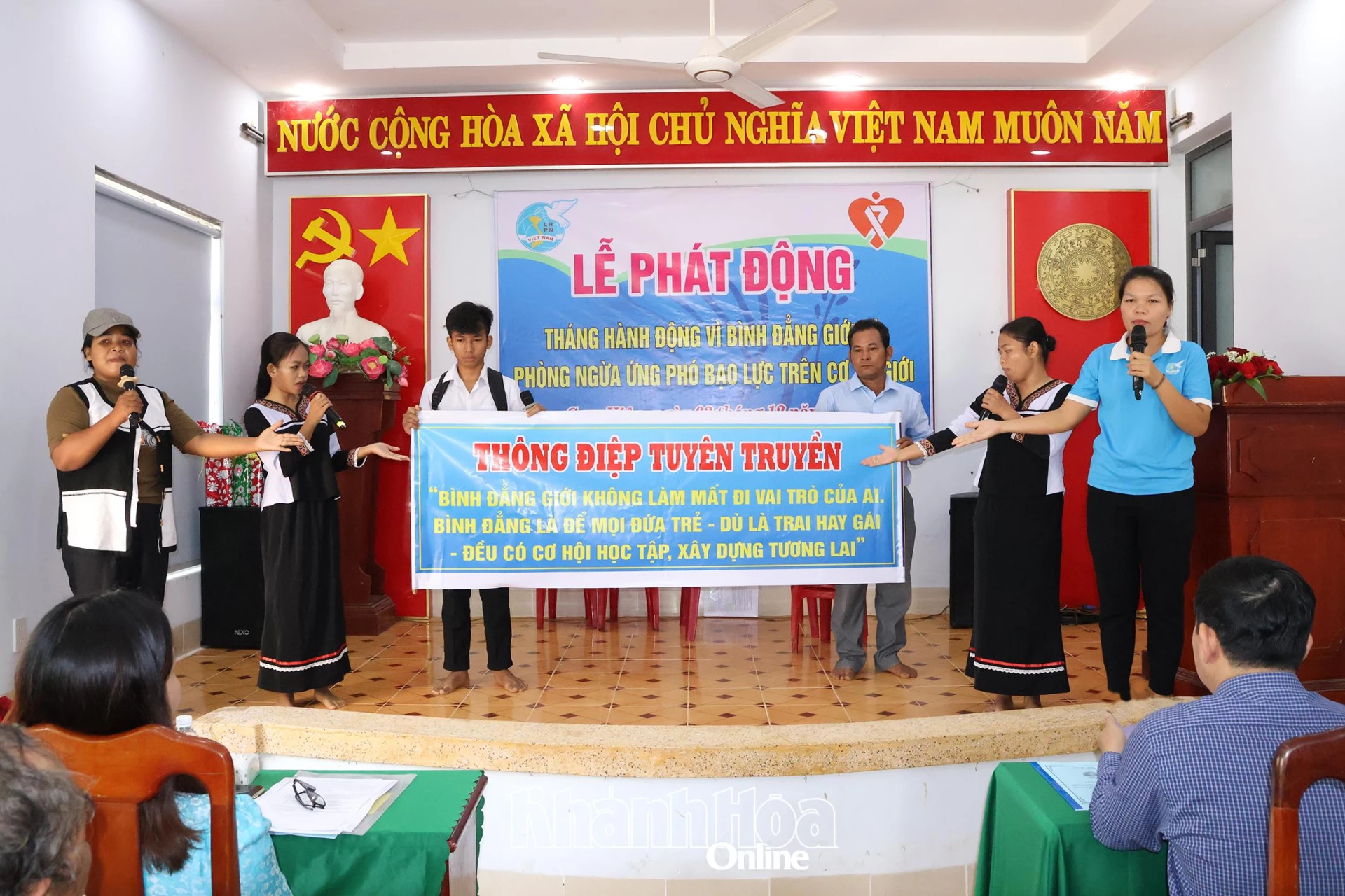 Propagandistická scéna na slavnostním zahájení Měsíce akcí pro rovnost žen a mužů 2025.