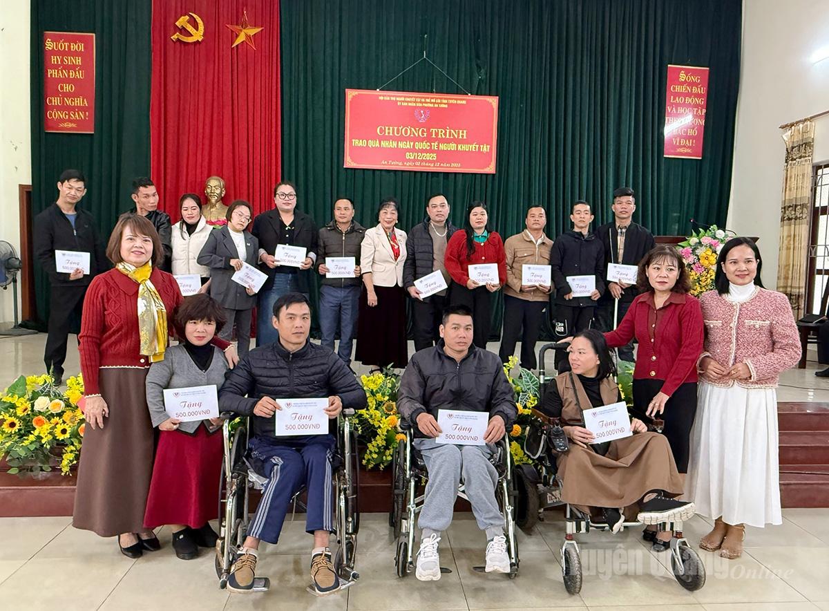 សមាគម​ការពារ​ជន​ពិការ និង​កុមារកំព្រា​ខេត្ត​ផ្តល់​អំណោយ​ដល់​ជន​ពិការ​ក្នុង​ស្ថានភាព​លំបាក​ក្នុង​ខេត្ត។