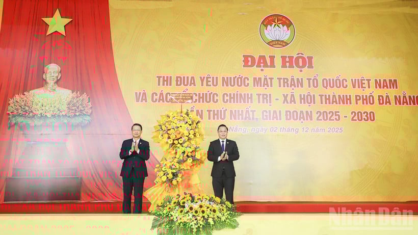 El Comité Ejecutivo del Comité del Partido de la ciudad de Da Nang presentó flores para felicitar al Congreso.