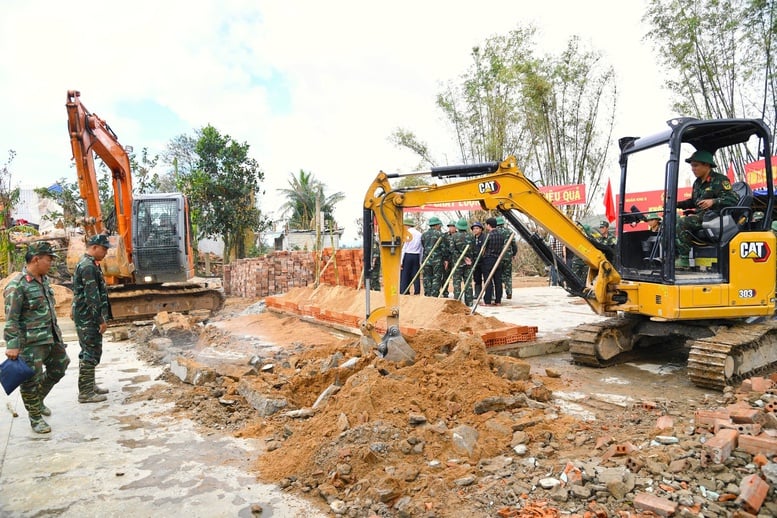 Thần tốc xây dựng lại những mái nhà sau lũ dữ- Ảnh 2.