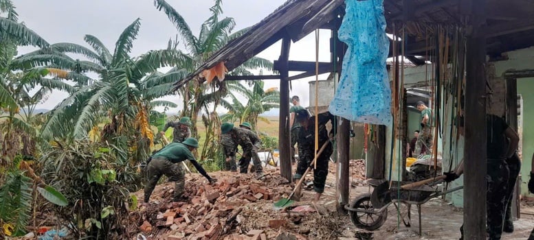 Thần tốc xây dựng lại những mái nhà sau lũ dữ- Ảnh 6.