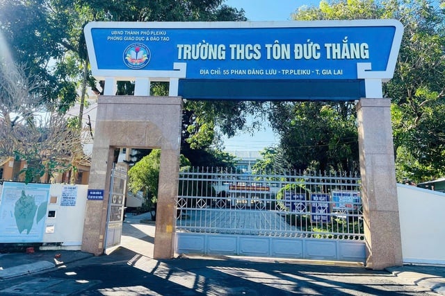 תלמידה הוכתה בבית הספר - תמונה 1. Nữ sinh bị đánh hội đồng ngay trong trường - Ảnh 1.