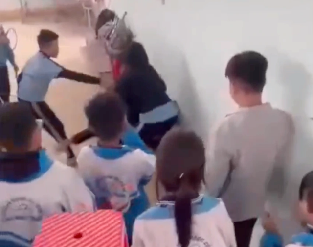 תלמידה הוכתה בבית הספר - תמונה 2. Nữ sinh bị đánh hội đồng ngay trong trường - Ảnh 2.