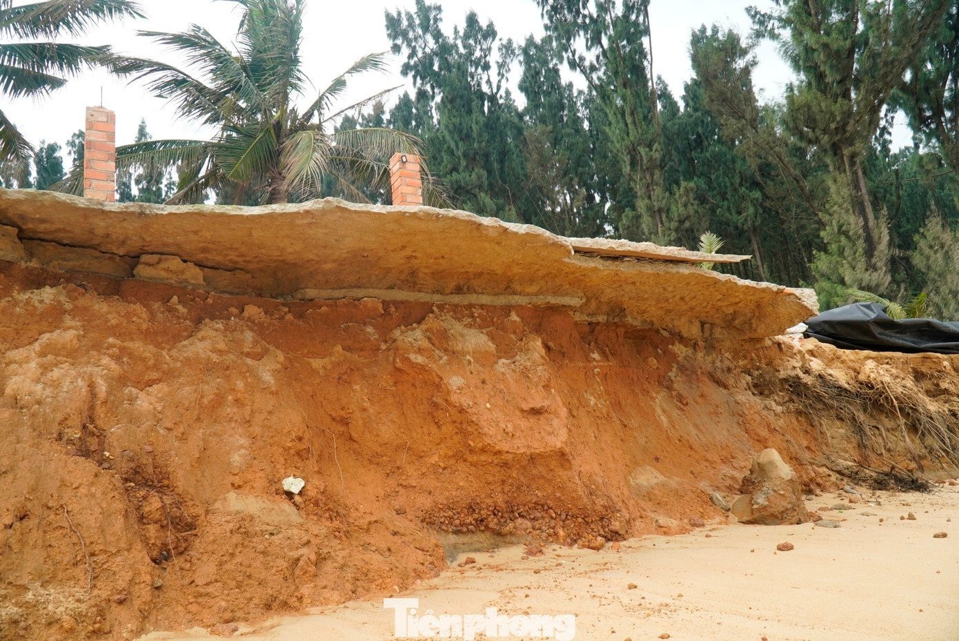 Un restaurant de pe coasta Ham Rong s-a prăbușit complet, lăsând în urmă doar moloz.