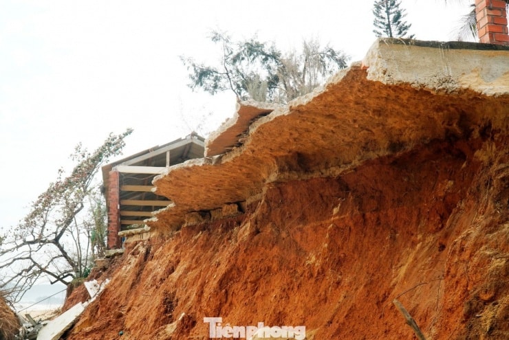 En restaurang kollapsade helt på grund av kusterosion vid Ham Rong.