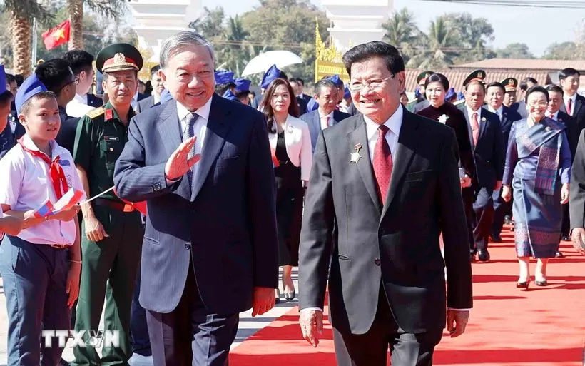 Tổng Bí thư Tô Lâm cùng Tổng Bí thư, Chủ tịch nước Lào Thongloun Sisoulith dự khánh thành Công viên Hữu nghị Lào-Việt Nam. (Ảnh: Thống Nhất/TTXVN)