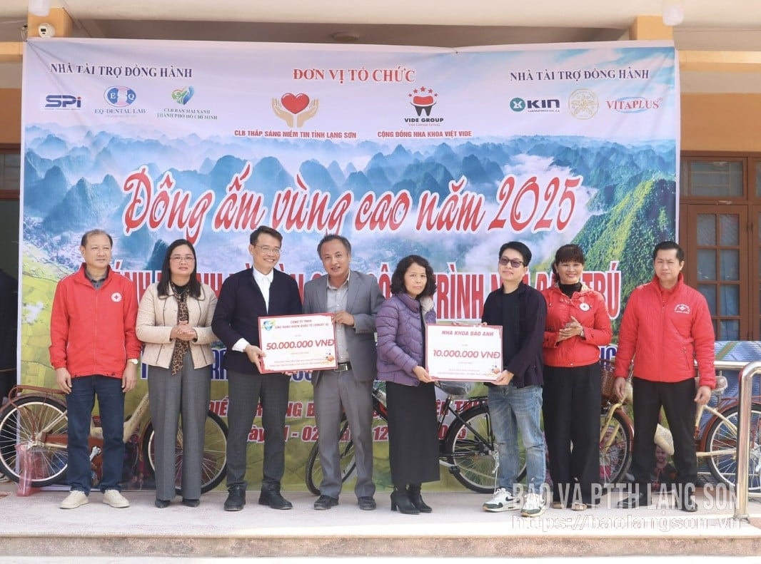 A küldöttek egy jelképes, a javítási finanszírozást szolgáló plakettet adtak át a Ban Chuc Iskola képviselőjének.