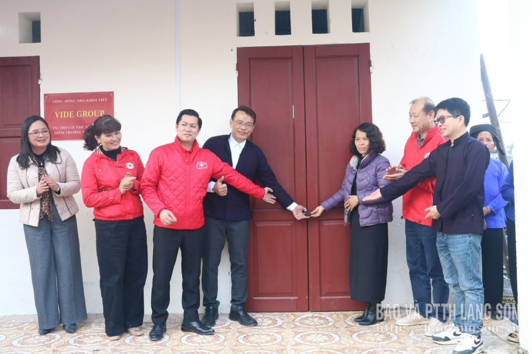 A küldöttek átadták a javítási munkálatokat a Ban Chuc Iskola képviselőinek.