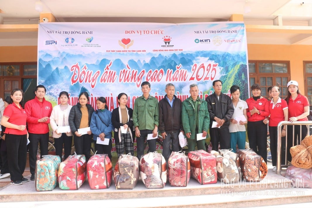 A küldöttek ajándékokat adtak át Thien Thuat község nehéz helyzetben lévő háztartásainak.