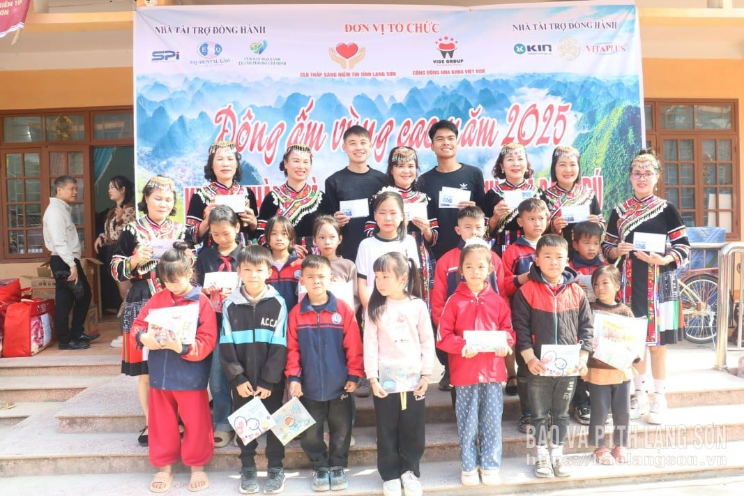 A küldöttek ajándékokat adtak át a Ban Chuc iskola diákjainak