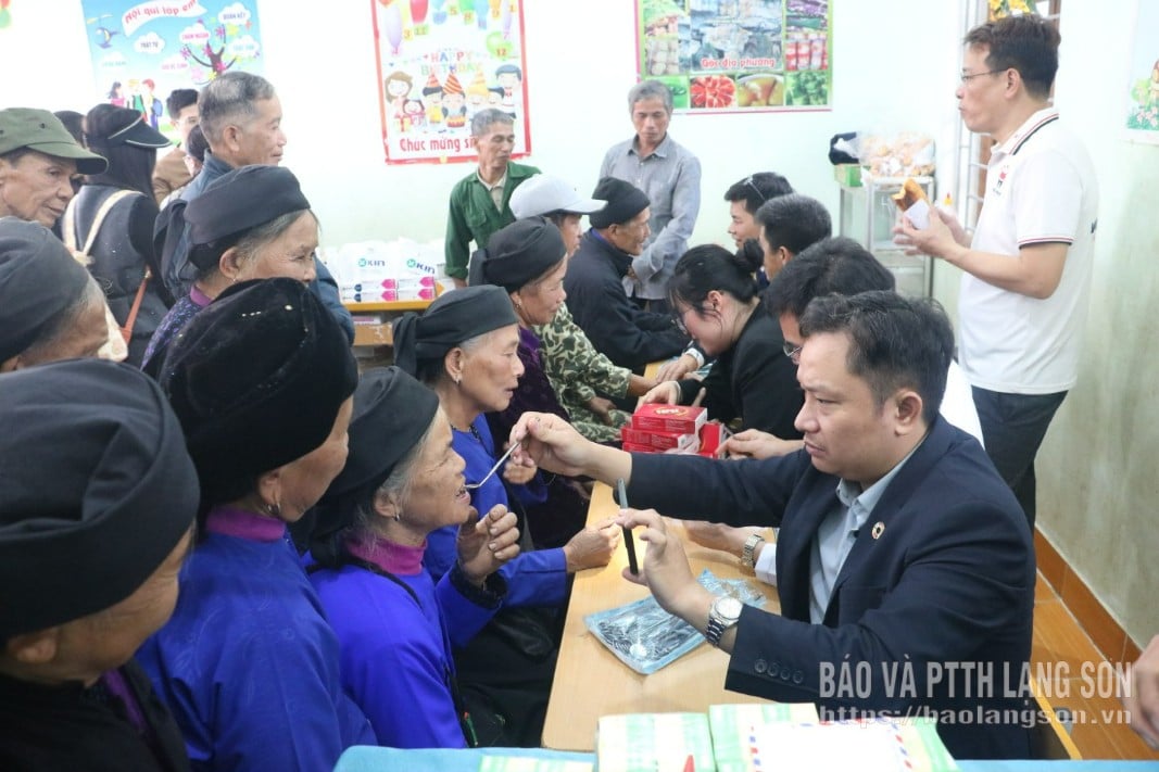 A Vietnami Fogorvosi Közösség (VIDE Csoport) orvosai fogászati vizsgálatokat végeznek a programban résztvevők számára.