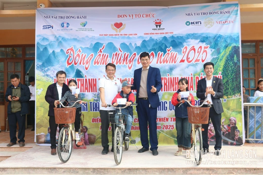 A küldöttek ösztöndíjakat és kerékpárokat adtak át a Ban Chuc Iskola nehéz körülmények között élő diákjainak.