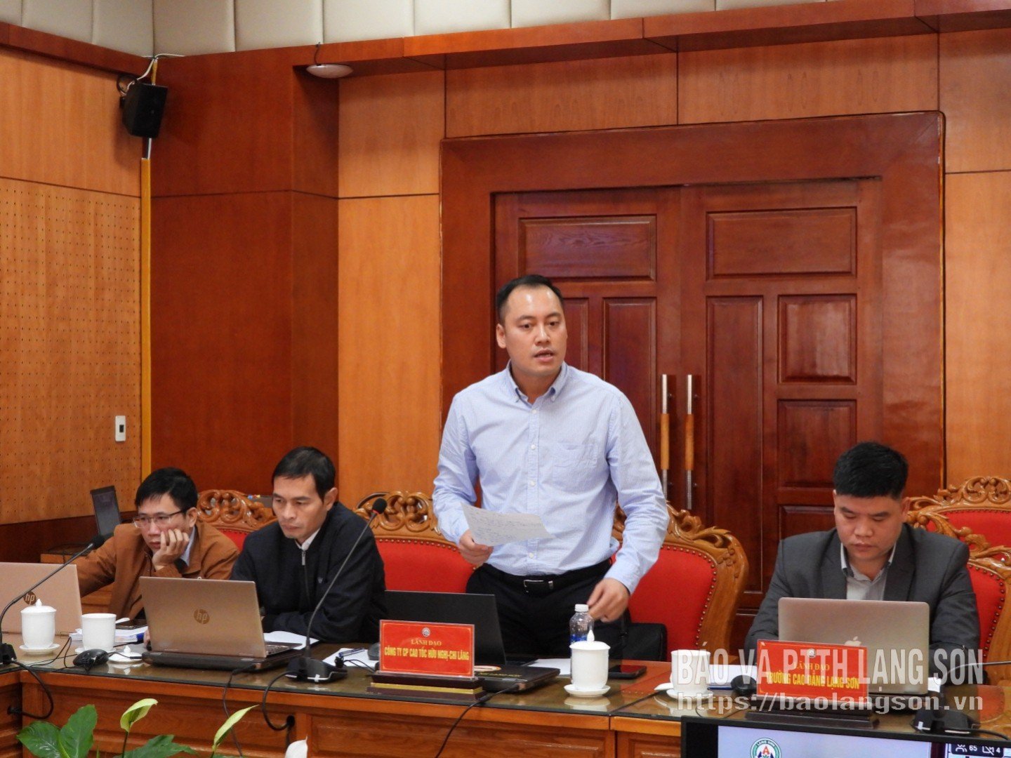 হুউ এনঘি-চি ল্যাং সীমান্ত গেট এক্সপ্রেসওয়ে প্রকল্প এন্টারপ্রাইজের প্রতিনিধি প্রকল্প বাস্তবায়নের অবস্থা সম্পর্কে রিপোর্ট করছেন