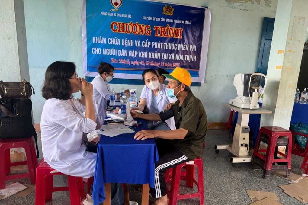 Exames médicos e medicamentos gratuitos para 1.000 pessoas na comuna de Hoa Thinh - 1