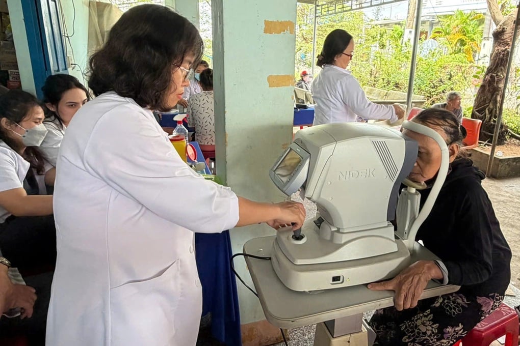 Exames médicos e medicamentos gratuitos para 1.000 pessoas na comuna de Hoa Thinh - 2