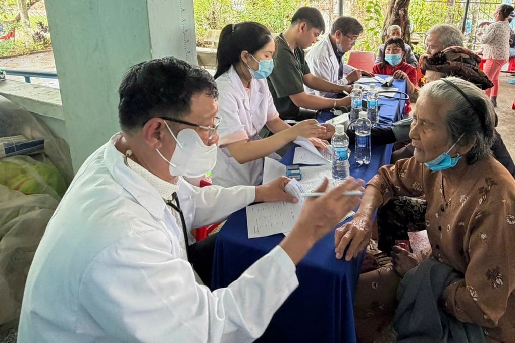 Exames médicos e medicamentos gratuitos para 1.000 pessoas na comuna de Hoa Thinh - 3