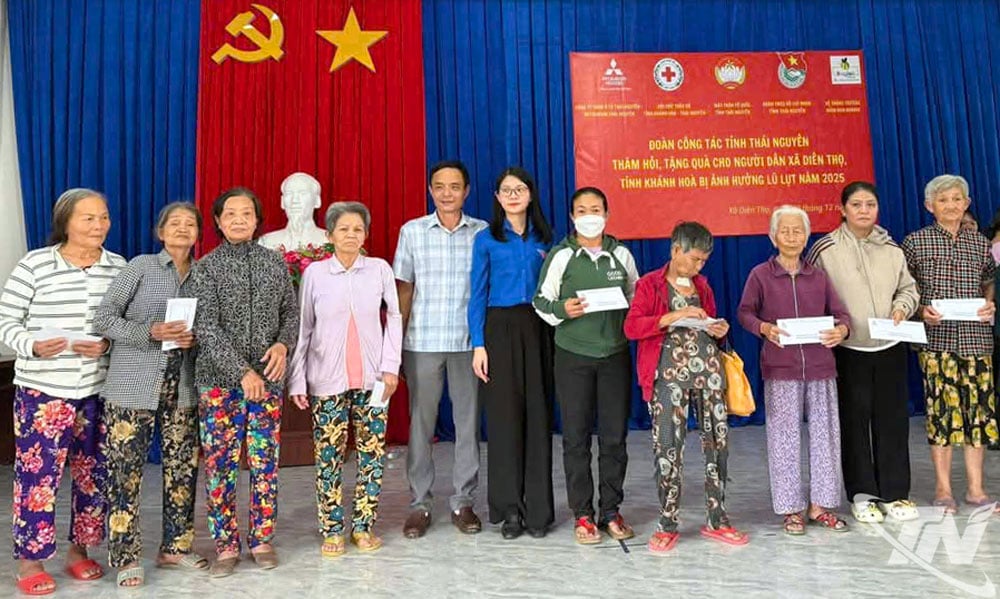 A delegação de trabalho da província de Thai Nguyen entregou presentes à população da comuna de Dien Tho.