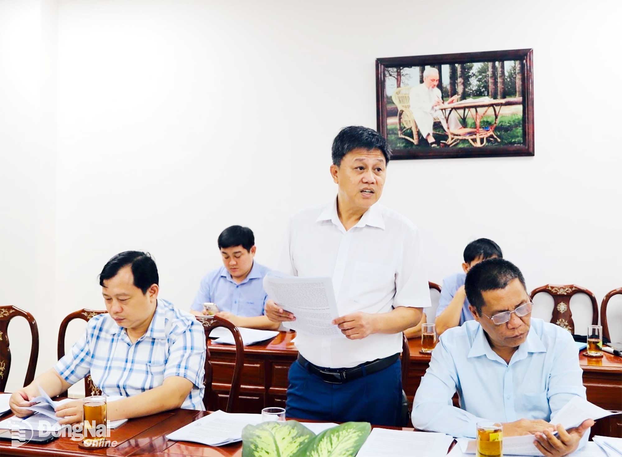 قدّم نائب مدير إدارة الزراعة والبيئة في مقاطعة دونغ ناي، فو فان دينه، تقريره في الاجتماع. تصوير: ب. نجوين