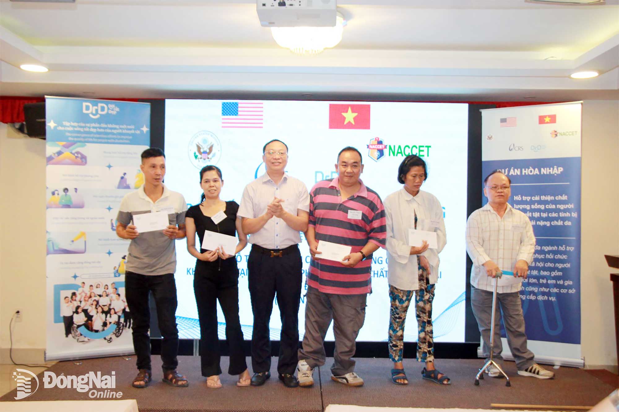 លោក Tran Duc Hung អគ្គនាយករង NACCET ប្រធានក្រុមប្រឹក្សាភិបាលនៃគម្រោងសមាហរណកម្ម III-b បានបង្ហាញដើមទុនដល់បុគ្គល។ រូបថត៖ Nga Son