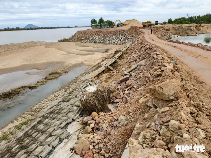 बा नदी की बाढ़ ने नदी के किनारों को नष्ट कर दिया, जिससे 100 मीटर चौड़ी और 1.5 किमी लंबी एक नई 'नदी' बन गई - फोटो 2. sông ba - Ảnh 3.