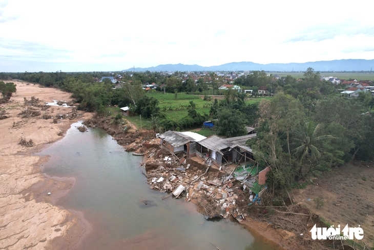 बा नदी की बाढ़ ने नदी के तट को नष्ट कर दिया, जिससे 100 मीटर चौड़ी और 1.5 किमी लंबी एक नई 'नदी' बन गई - फोटो 3. sông ba - Ảnh 4.