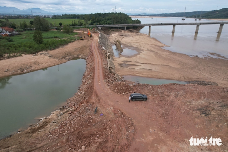 बा नदी की बाढ़ ने नदी के तट को नष्ट कर दिया, जिससे 100 मीटर चौड़ी और 1.5 किमी लंबी एक नई 'नदी' बन गई - फोटो 4. sông ba - Ảnh 5.