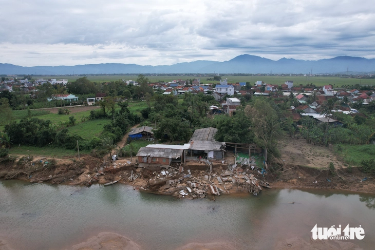 बा नदी की बाढ़ ने नदी के तट को नष्ट कर दिया, जिससे 100 मीटर चौड़ी और 1.5 किमी लंबी एक नई 'नदी' बन गई - फोटो 5. sông ba - Ảnh 6.
