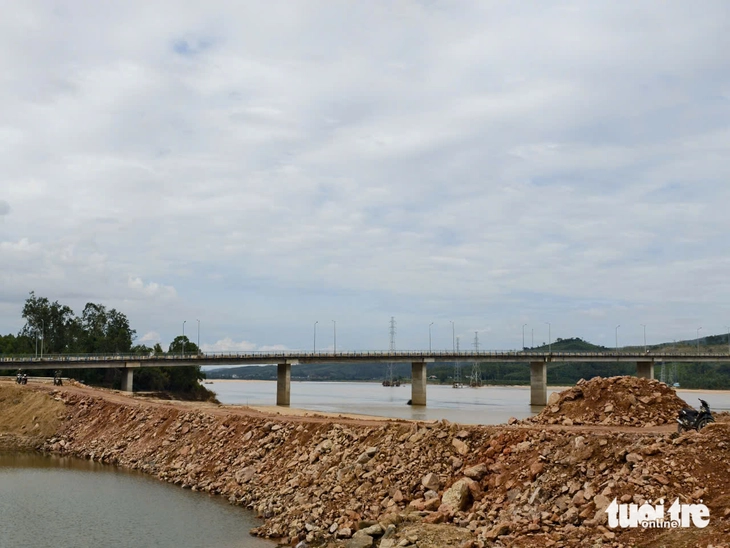 बा नदी की बाढ़ ने नदी के तट को नष्ट कर दिया, जिससे 100 मीटर चौड़ी और 1.5 किमी लंबी एक नई 'नदी' बन गई - फोटो 6. sông ba - Ảnh 7.