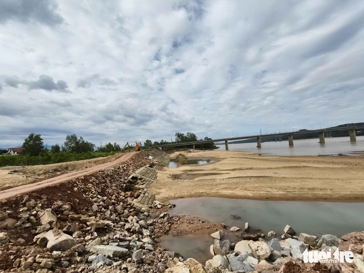 बा नदी की बाढ़ ने नदी के किनारों को नष्ट कर दिया, जिससे 100 मीटर चौड़ी और 1.5 किमी लंबी एक नई 'नदी' बन गई - फोटो 7. sông ba - Ảnh 8.