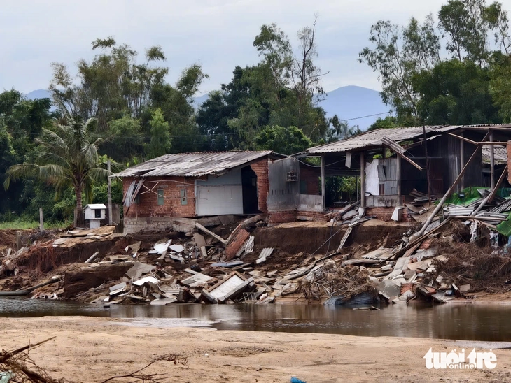 बा नदी की बाढ़ ने नदी के किनारों को नष्ट कर दिया, जिससे 100 मीटर चौड़ी और 1.5 किमी लंबी एक नई 'नदी' बन गई - फोटो 8. sông ba - Ảnh 9.