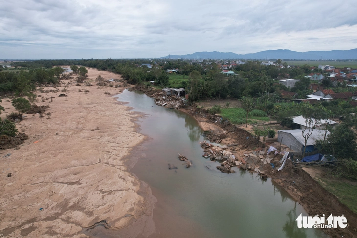बा नदी की बाढ़ ने नदी के किनारों को नष्ट कर दिया, जिससे 100 मीटर चौड़ी और 1.5 किमी लंबी एक नई 'नदी' बन गई - फोटो 9. sông ba - Ảnh 10.