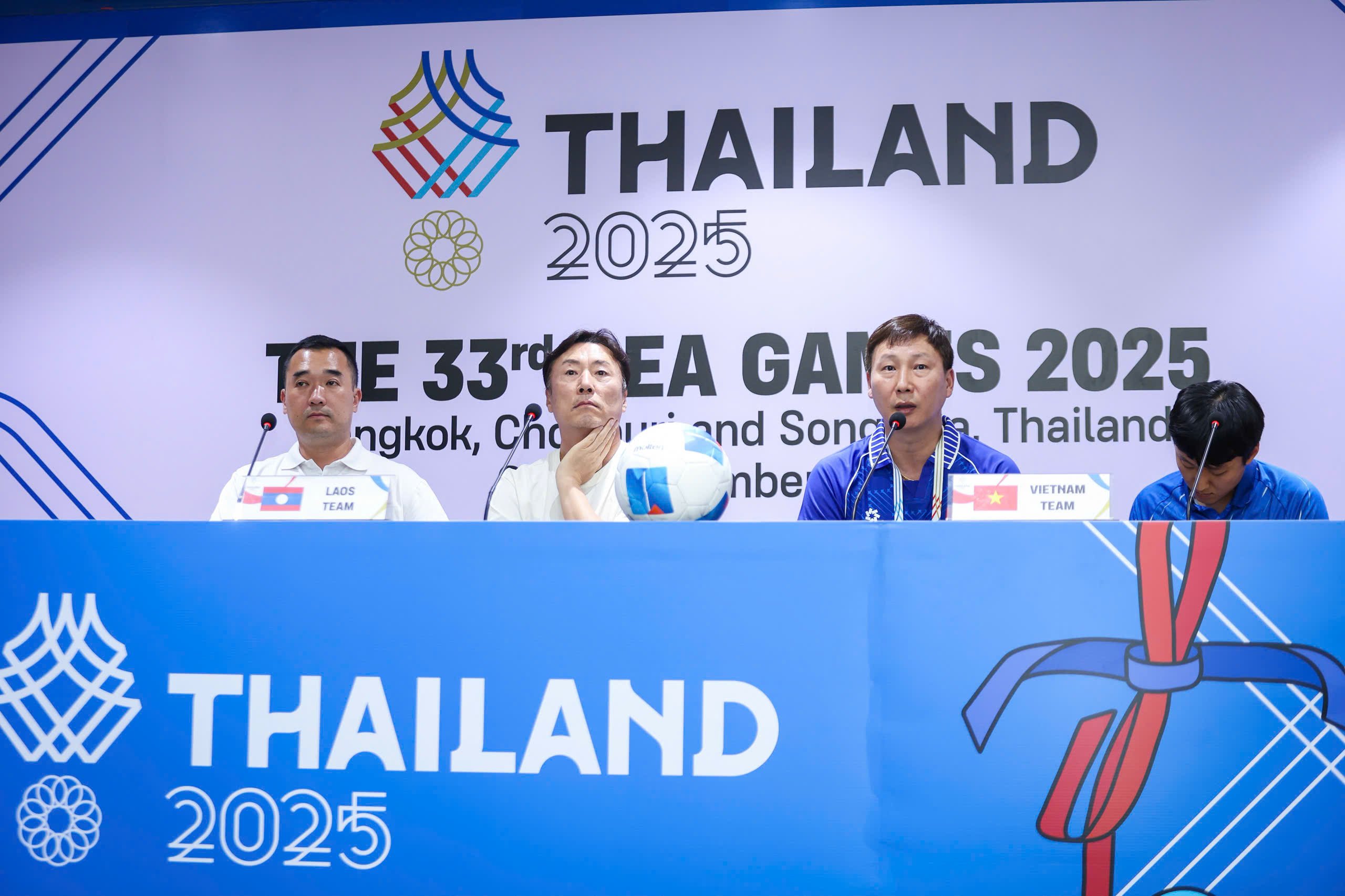 លោក គីម បាន​និយាយ​អ្វី​ដែល​គួរ​ឲ្យ​ភ្ញាក់​ផ្អើល​យ៉ាង​ខ្លាំង​អំពី U.23 ឡាវ ដោយ​បង្ហាញ​ពី​យុទ្ធសាស្ត្រ​របស់ U.23 វៀតណាម - រូបថត ៣.