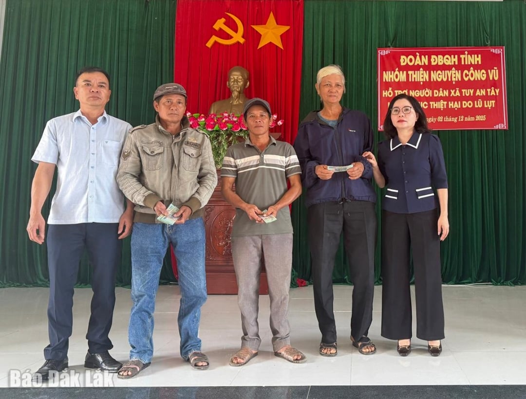 Przywódcy Delegacji Zgromadzenia Narodowego Prowincji i przedstawiciele Grupy Wolontariuszy Cong Vu wręczyli prezenty rodzinom, które zmarły członkowie rodziny.
