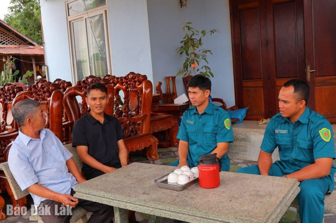 Prestižní lidé (levá strana obálky) se účastní výměn názorů a rozhovorů s mladými lidmi ve vojenském věku v obci.