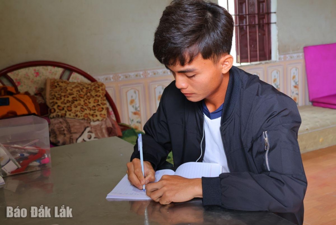 Místní občan napsal dobrovolnickou přihlášku do armády.