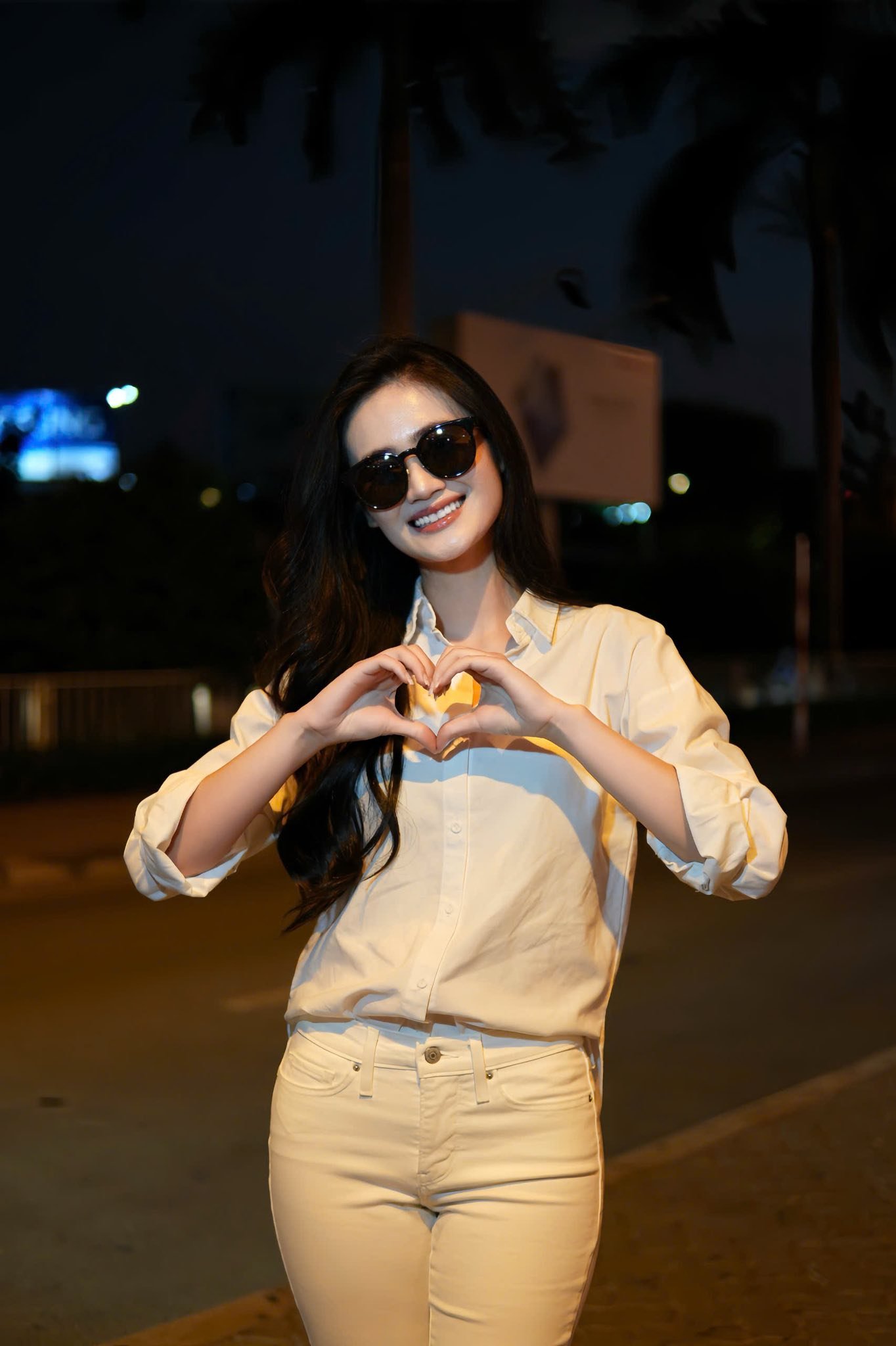 Ý Nhi tỏa sáng với phong cách sơ mi trắng tối giản đầy quyến rũ - Ảnh 3.