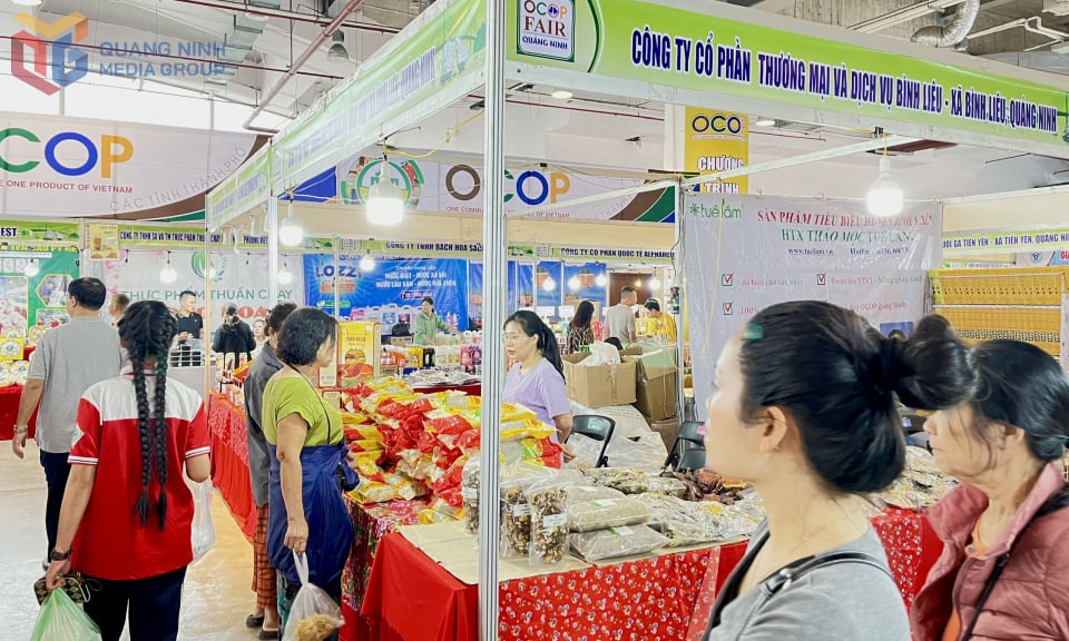אנשים צופים במוצרי OCOP של חברת Binh Lieu Trading and Service Joint Stock Company (Binh Lieu Commune) ביריד Quang Ninh OCOP - סתיו חורף 2025.