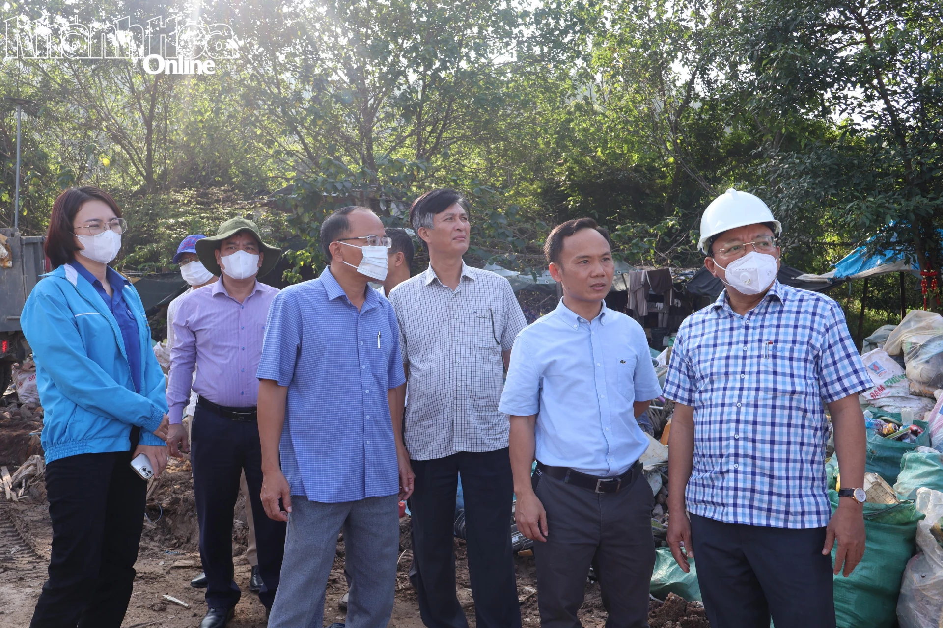 Genosse Le Huyen besichtigte die Mülldeponie Hon Ngang.