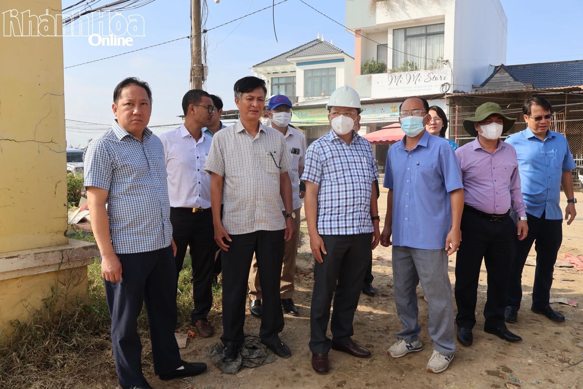 Genosse Le Huyen inspizierte das Gemeindegebiet Dien Dien.